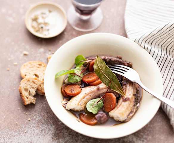 Matelote de roussette au vin rouge