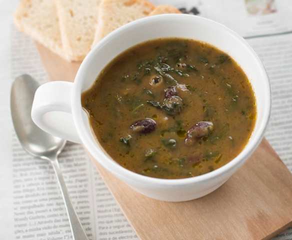 Sopa de feijão e espinafres Sopa de feijão e espinafres