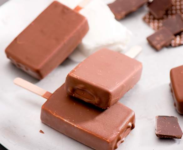 Klasyczne lody śmietankowe w polewie czekoladowej