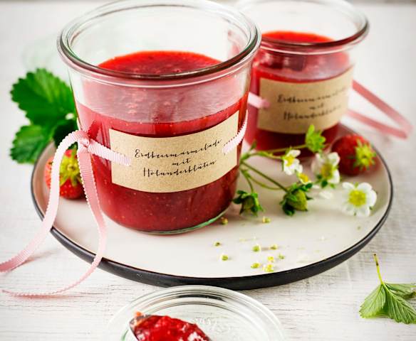 Dżem truskawkowy z czarnym bzem