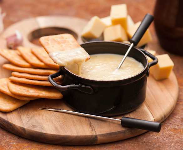 Fondue piwno-czosnkowo-serowe z krakersami