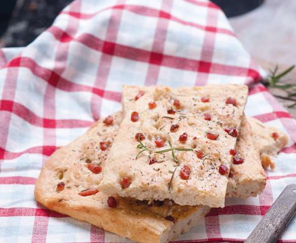 Focaccia z ziemniakami, boczkiem i rozmarynem Focaccia z ziemniakami, boczkiem i rozmarynem