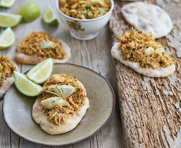 Piza naan com frango, pasta de grão e alcachofras