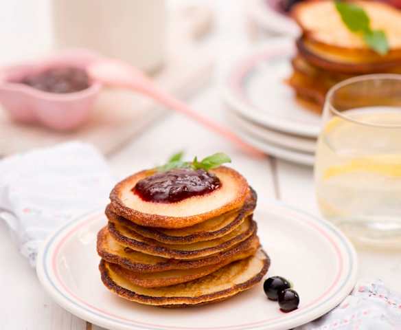 Placki z kaszy manny z sosem owocowym