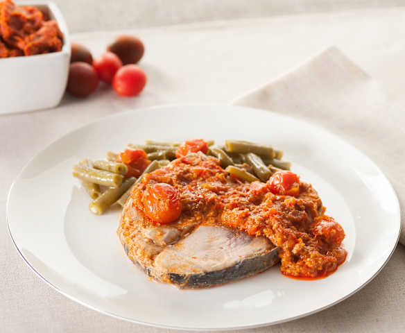 Bonito en salsa de sobrasada y tomatitos