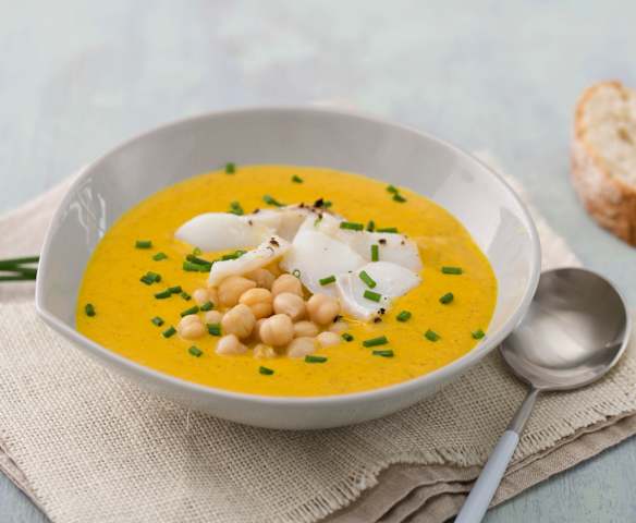 Crema de garbanzos con lascas de bacalao