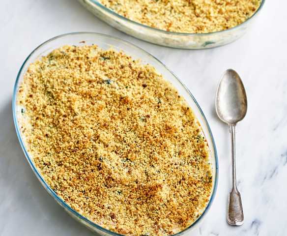 Gratinado de alheira com broa em cama de espinafres e batata palha