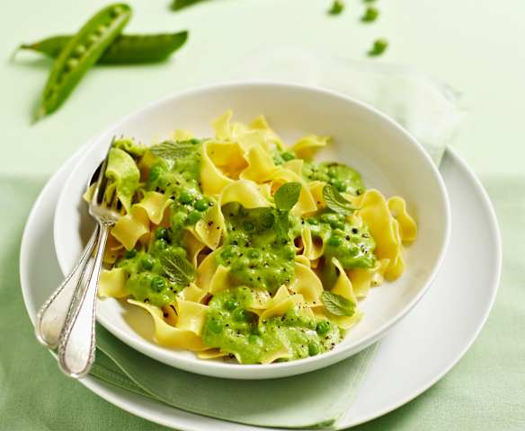 Bandnudeln mit Erbsensauce