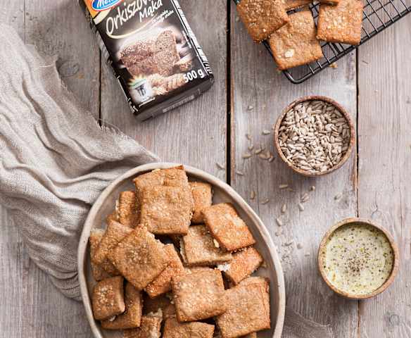 Razowe krakersy orkiszowe z parmezanem i słonecznikiem