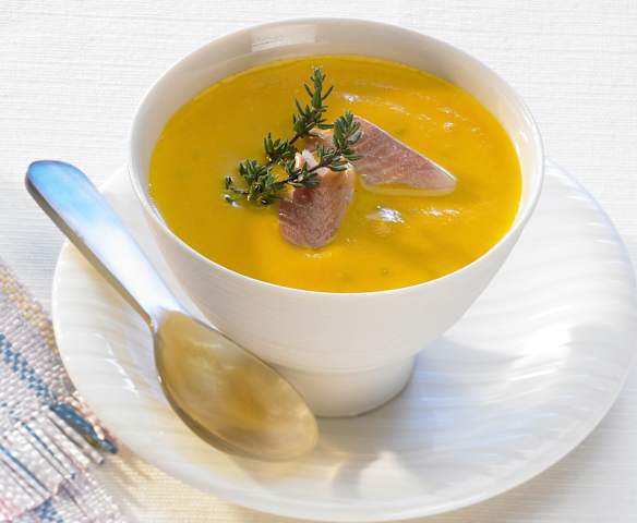 Möhrencremesuppe mit Räucherforelle