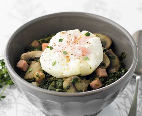 Espinafres e cogumelos com ovos escalfados