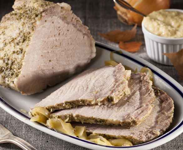 Lonza con salsa alle cipolle e vino bianco Lonza con salsa alle cipolle e vino bianco