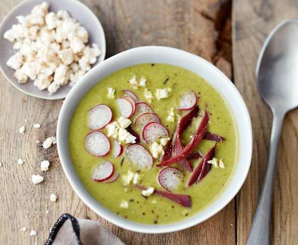 Velouté de fanes de radis, magret et riz soufflé