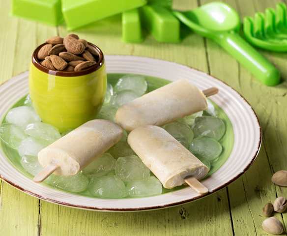 Ghiaccioli cremosi alla mandorla e pistacchi