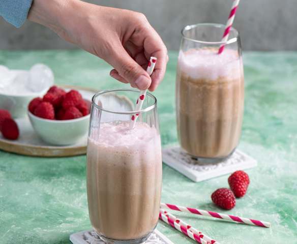 Mrożona kawa z malinami