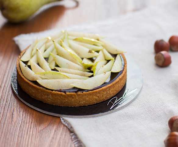 Torta alle nocciole con caramello salato e pere di Damiano Carrara