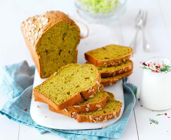 Cake aux orties, pecorino et noisettes