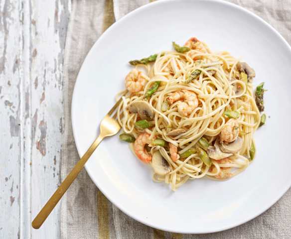 Linguine com camarão, cogumelos e espargos