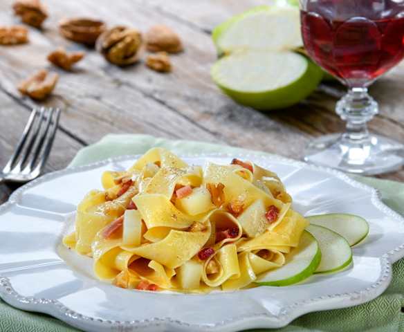 Tagliatelle mele e speck