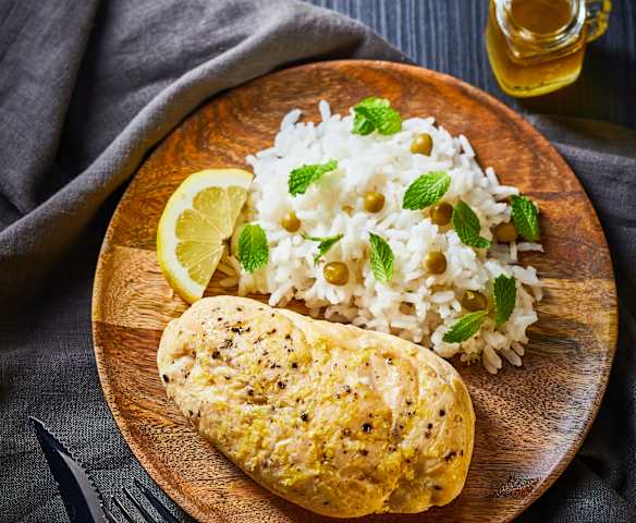 Pechuga de pollo jugosa con arroz a la hierbabuena
