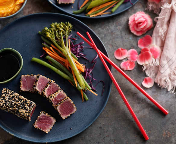 Atum braseado com puré de cenoura e legumes ao vapor