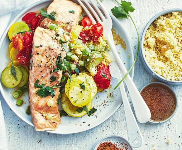 Saumon mariné, semoule épicée et légumes
