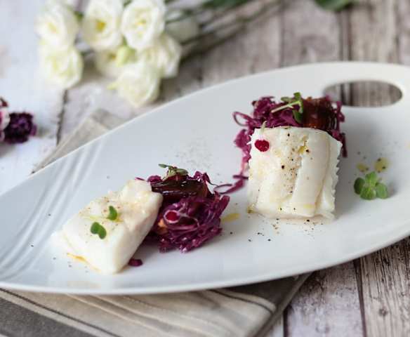 Merluzzo al vapore con cavolo cappuccio viola, nespole e datteri (di Mirko Ronzoni)