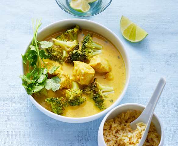Curry z kurczakiem i brązowym ryżem Curry z kurczakiem i brązowym ryżem
