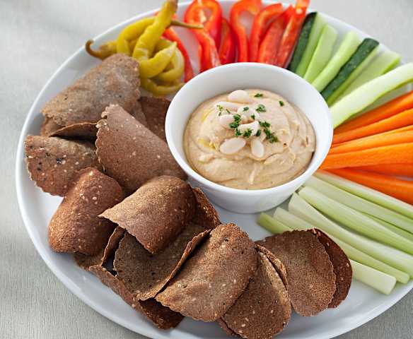 Dip de alubias blancas con chips de chía y quinoa Dip de alubias blancas con chips de chía y quinoa