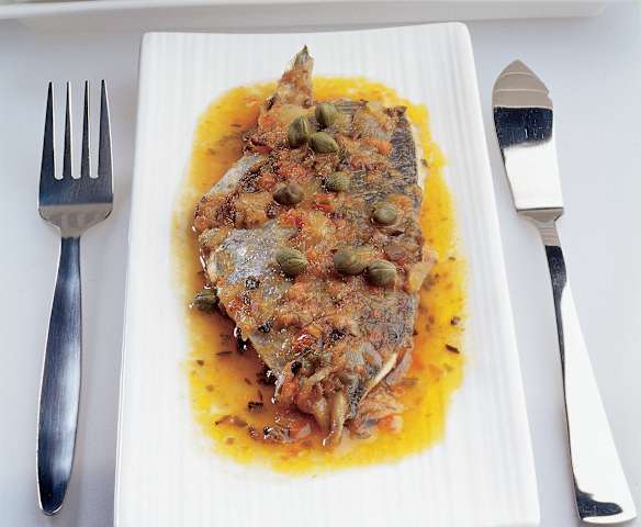 Chicharro con aceitunas y alcaparras