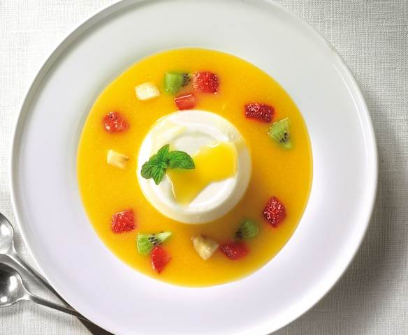 Mousse di yogurt con salsa alle albicocche