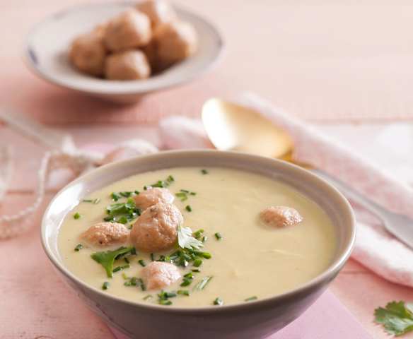 Krem curry z kalafiora z pulpetami drobiowymi na ostro