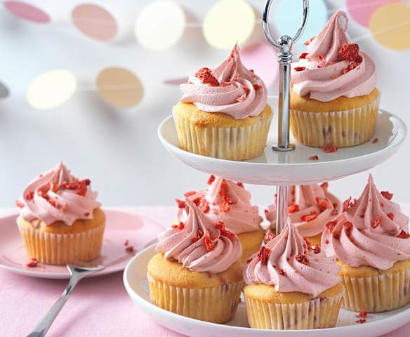 Vanille-Erdbeer Cupcakes mit rosa Swiss Meringue