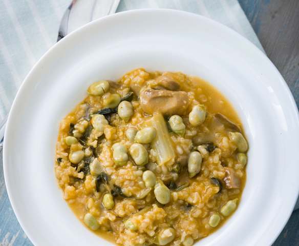 Arroz integral con acelgas, habas y setas shiitake