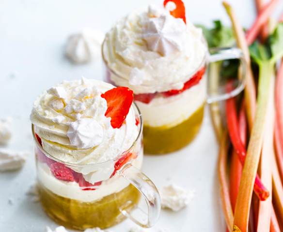 Eton mess, fraises et rhubarbe