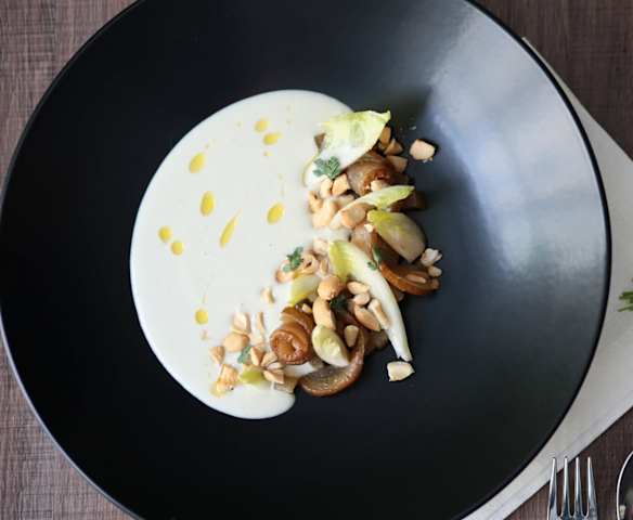 Vellutata di indivia belga con pere caramellate e coriandolo (di Mirko Ronzoni)