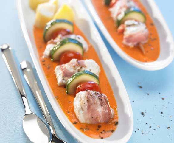 Fisch-Tomaten-Spieße mit Kartoffeln und Paprikasauce Fisch-Tomaten-Spieße mit Kartoffeln und Paprikasauce