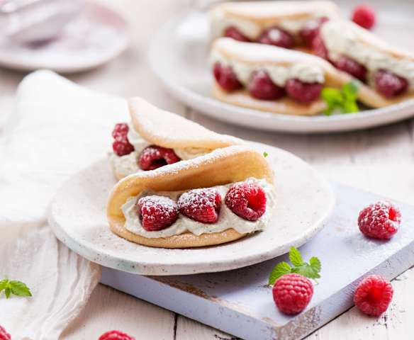 Omleciki biszkoptowe z matchą i malinami