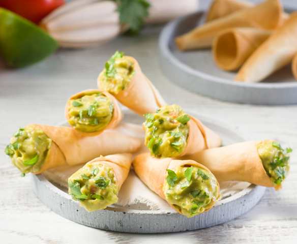 Cucuruchos de guacamole y queso cremoso