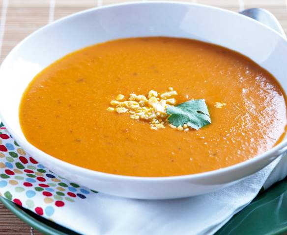 Sopa de tomate com manjericão