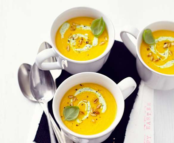 Möhrencremesuppe mit Pestocreme und Pinienkernen