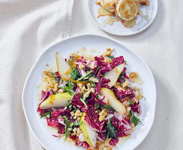 Radicchio mit warmem Balsamicodressing und Ziegenkäsetalern