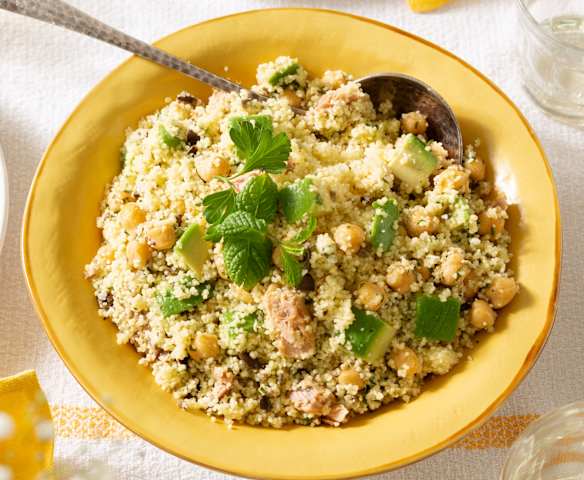 Ensalada de cuscús y garbanzos con aguacate