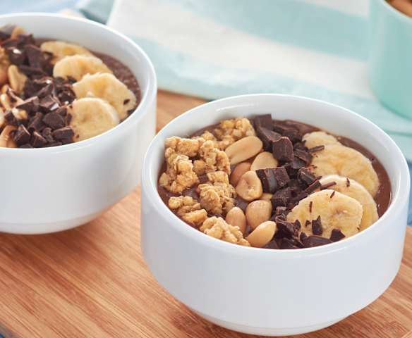 Smoothie bowl de chocolate, plátano y cacahuetes