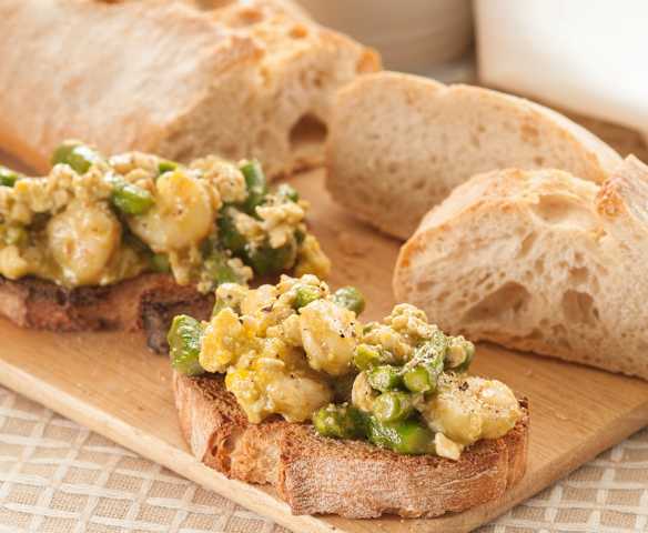 Uova strapazzate con asparagi e gamberi