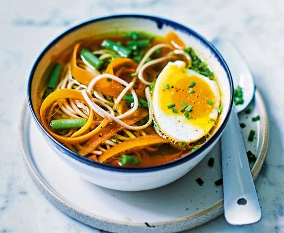 Bouillon au miso, œuf et petits légumes