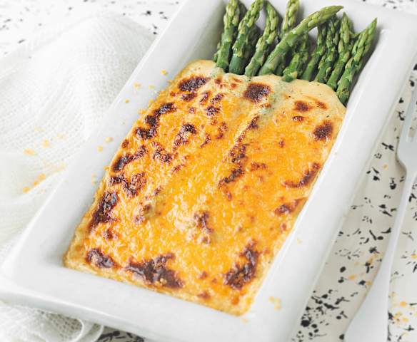Espárragos gratinados con salsa de queso