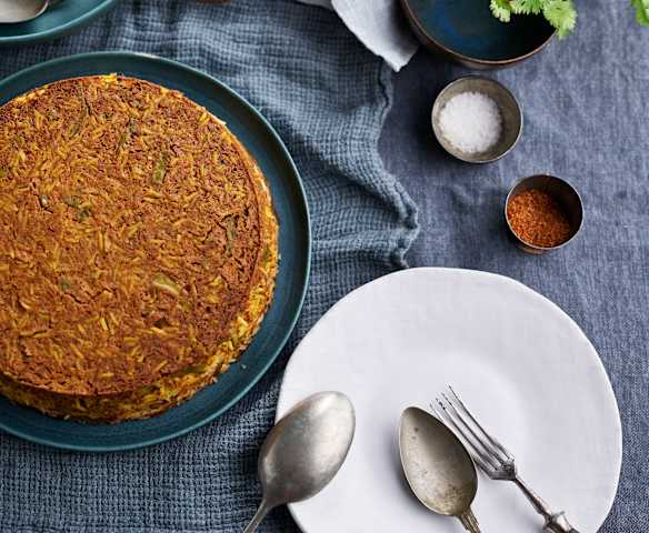 Arroz com carne picada, feijão-verde e especiarias