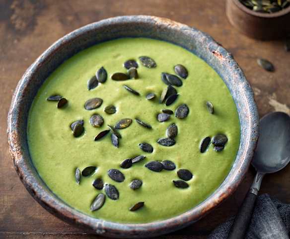 Brokkoli-Käse-Suppe mit Kürbiskernen