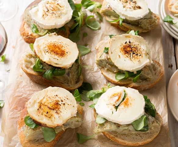 Pincho de tortilla de patata con cebolla caramelizada y queso de cabra